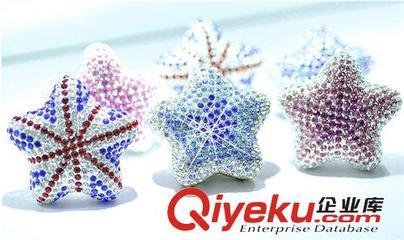 DAD鑲鉆五角星風口香水 鑲鉆五角星汽車飾品 水晶鉆海星風口香膏-饒平縣海山路士達汽車裝飾用品經營部提供DAD鑲鉆五角星風口香水 鑲鉆五角星汽車飾品 水晶鉆海星風口香膏的相關介紹、產品、服務、圖片、價格饒平縣海山路士達汽車裝飾用品經營部、汽車防爆膜;汽車改裝件;LED燈;汽車飾品;汽車香水;車載小電器;車衣